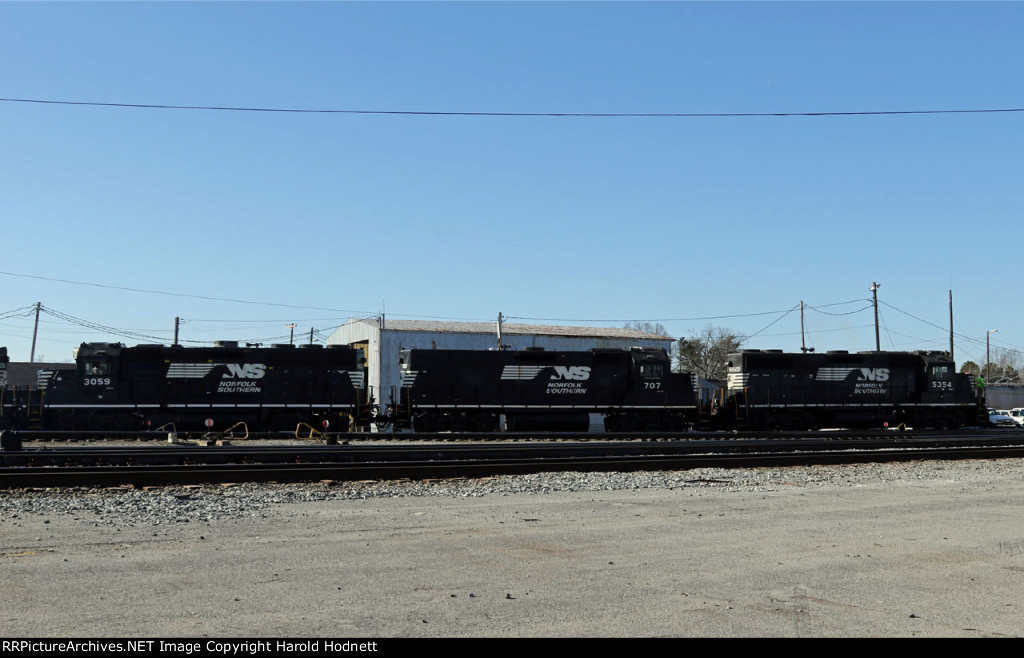 NS 5354 leads a string of locos southbound